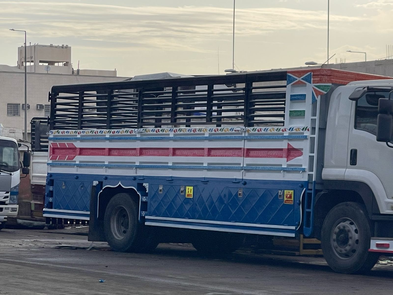 ورشة حدادة المنى بالرياض | تفصيل صناديق دينات، شبك، صناديق إبل، حداد أبواب وشبابيك الرياض